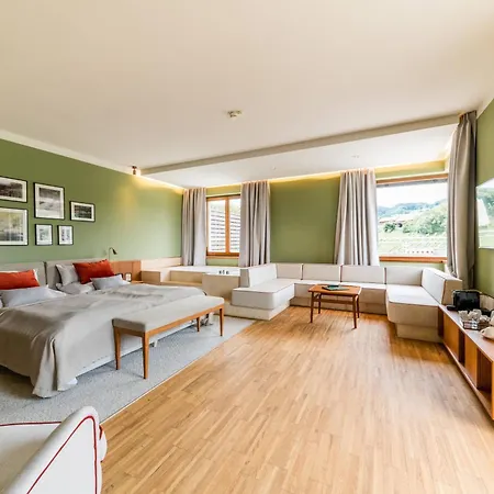 מלון Landgut Am Poessnitzberg 4*