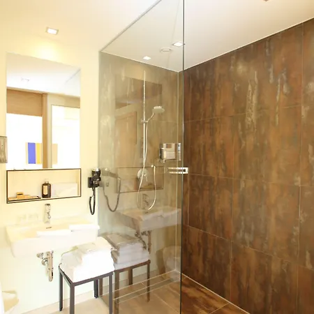 מלון Landgut Am Poessnitzberg 4*